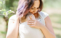 T恤研究表明妈妈的气味对与婴儿建立联系的重要性